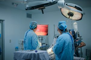 Actualmente contamos con dos salas quirúrgicas habilitadas y equipadas con arco en C, cuna radiante y aparatos especializados.