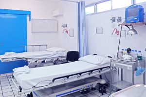 La imagen nos muestra la sala de urgencias dentro del Hospital Bellavista equipada con tecnología de excelente calidad.