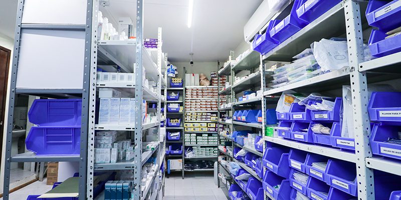 La imagen nos muestra la farmacia intrahospitalaria del Hospital Bellavista equipada con medicamentos y equipamiento de excelente proveedores.